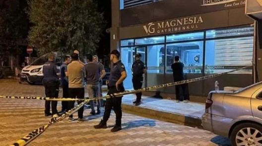Manisa'da emlakçıda alacak cinayeti: 1 ölü, 3 yaralı